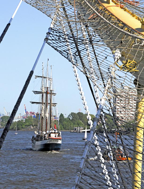 2000_4935 Bug des russichen Grossseglers Mir und Tradtionssegler Atlantis | Hafengeburtstag Hamburg - groesstes Hafenfest der Welt